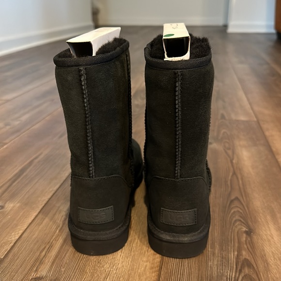 UGG Classic Short ll Boots - Picture 3 of 5